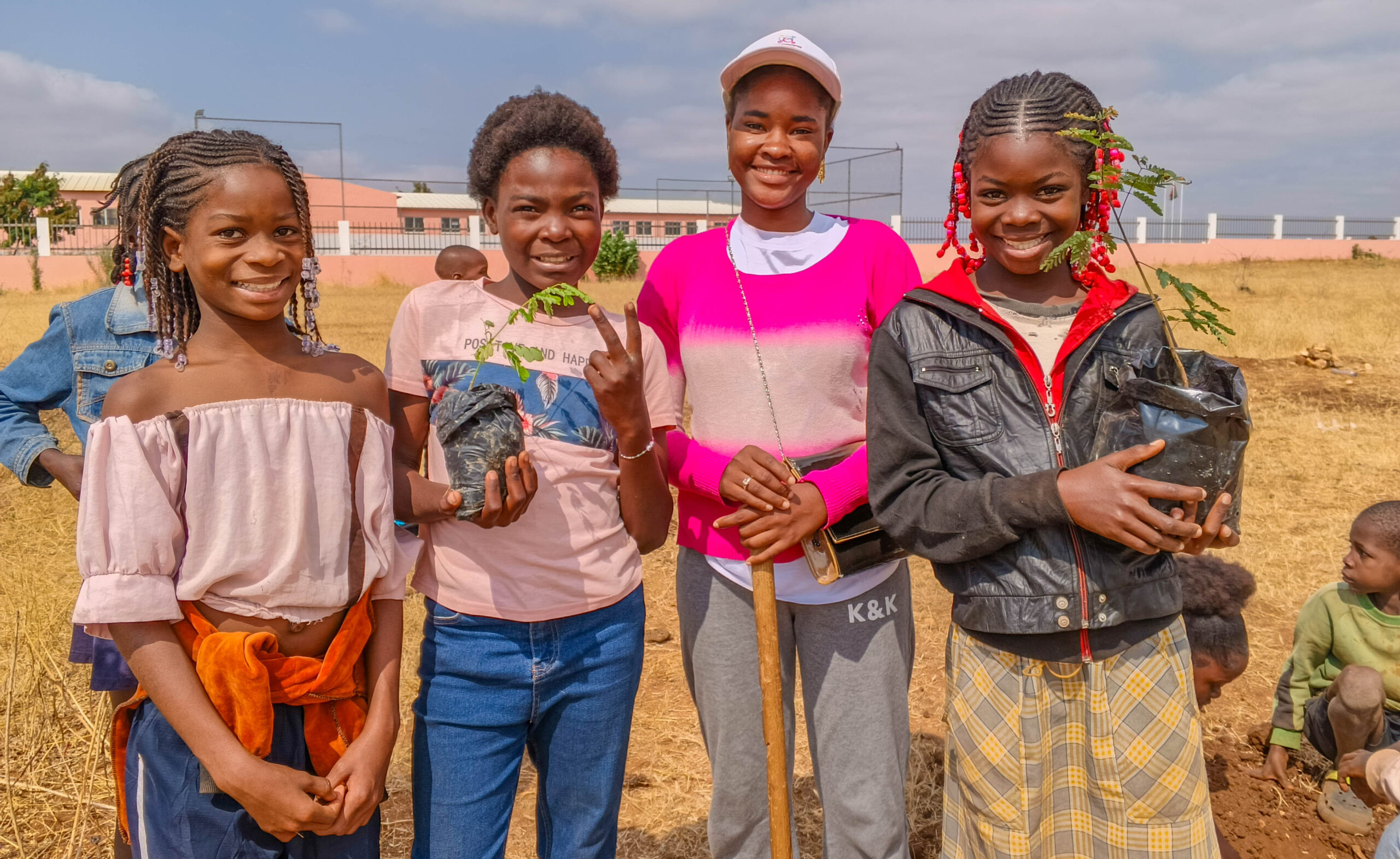 ESCOLA DE VERÃO PROMOVE CAMPANHA DE ARBORIZAÇÃO E REFORÇA COMPROMISSO COM A EDUCAÇÃO AMBIENTAL